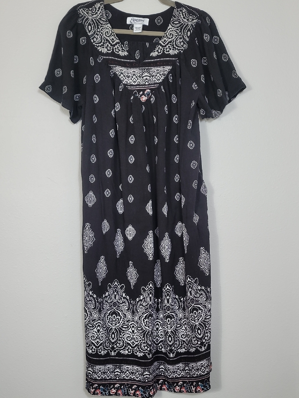 Vintage Expressions House Porch Dress Muumuu Size M Black White Pockets Cottage
